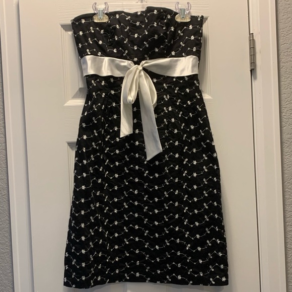 Junior’s Dress - Picture 1 of 3